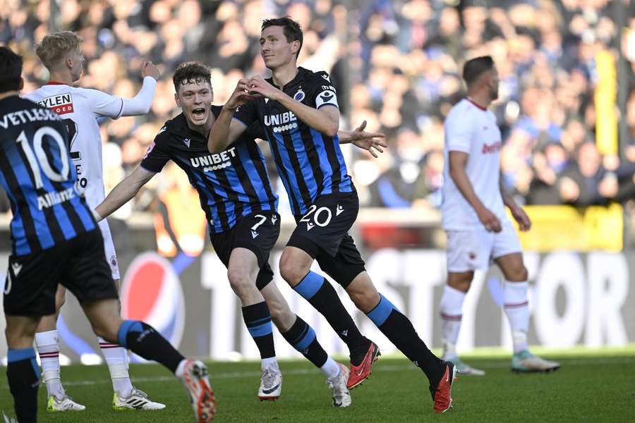 Hans Vanaken viert zijn winnende doelpunt voor Club Brugge