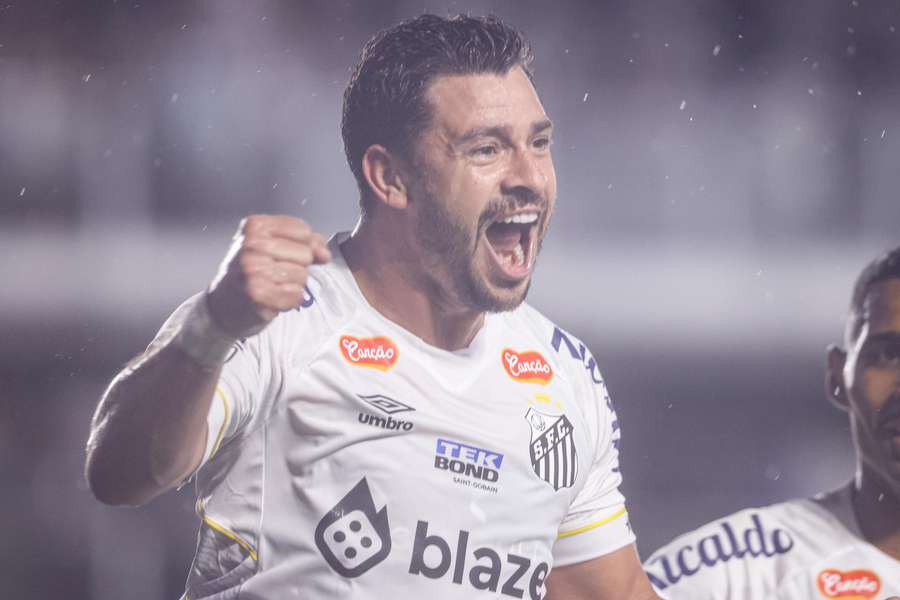 Giuliano fez dois gols na vitória do Santos na Vila Belmiro