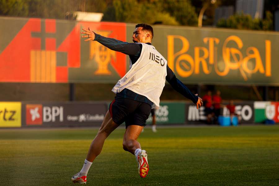 A lista inicial era de 26, mas primeiro Raphaël Guerreiro e depois Ricardo Horta foram dispensados dos trabalhos