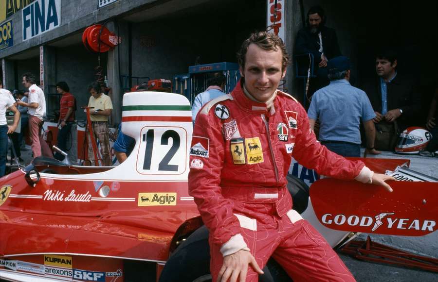 Niki Lauda poseert met zijn Ferrari in 1975