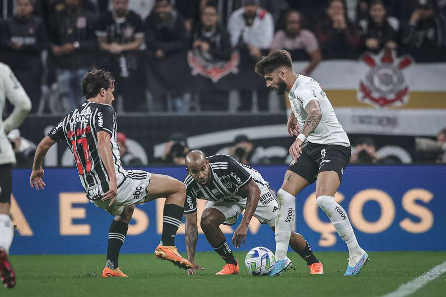 O Corinthians envolveu o Atlético-MG durante todo o jogo