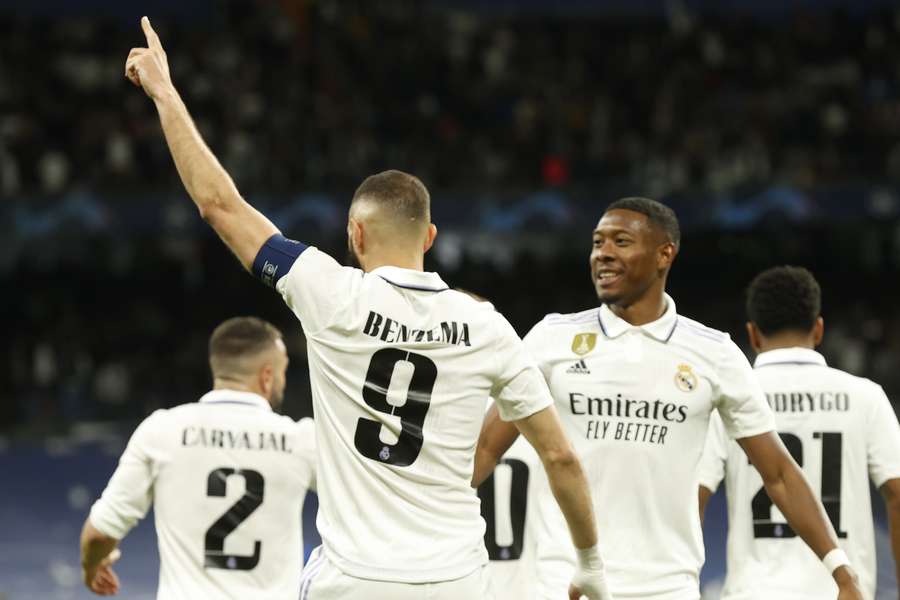 Karim Benzema viert de 1-0 met zijn teamgenoten