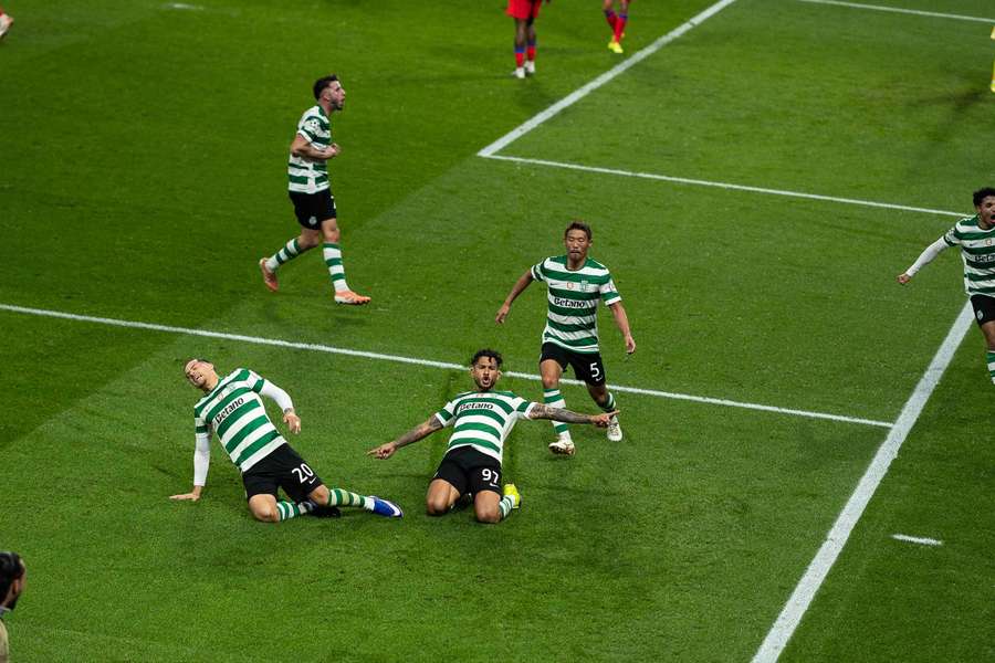 Suárez decidiu o encontro com um bis