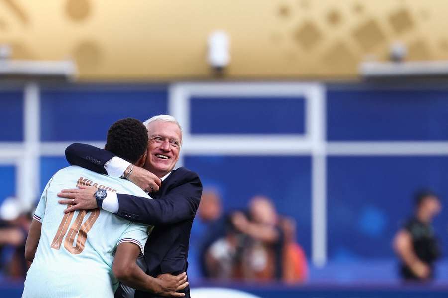 Deschamps (r.) wusste, bei wem er sich nach Abpfiff bedanken musste Deschamps (r.) wusste, bei wem er sich nach Abpfiff bedanken musste