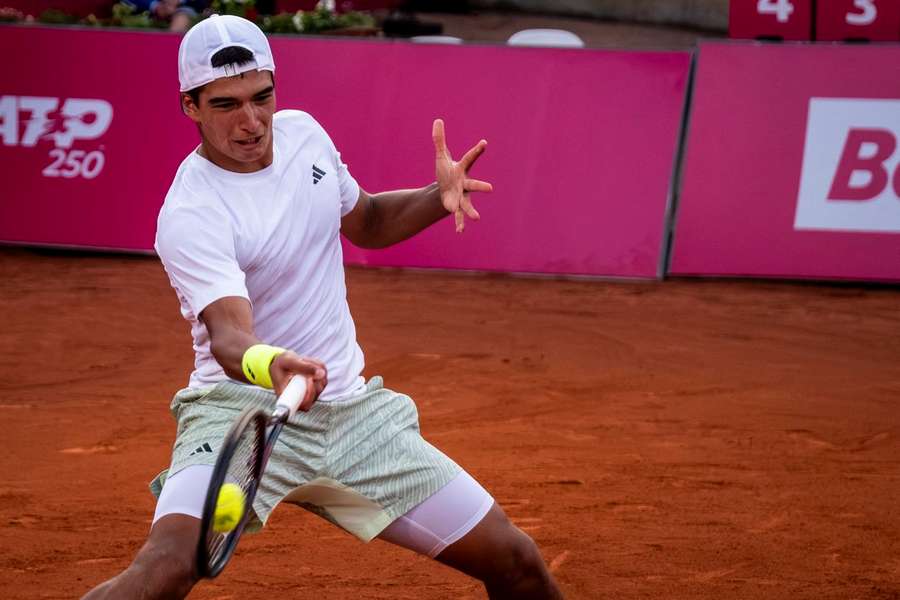 Henrique Rocha segue em frente no challenger de Cassis