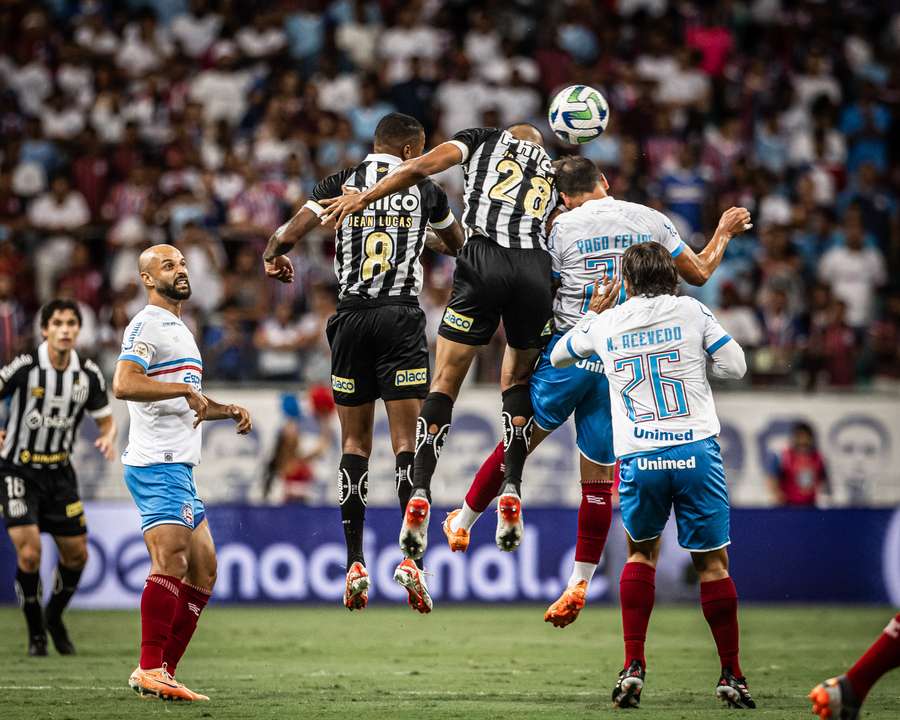 Santos fez os dois gols em lances de bola parada