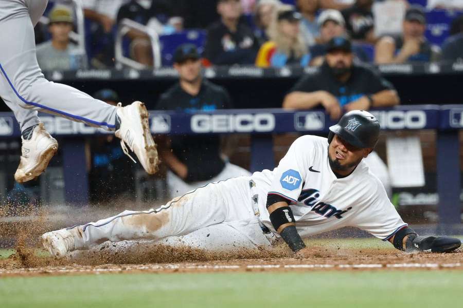 Arraez scores on a wild pitch against Royals during the seventh inning