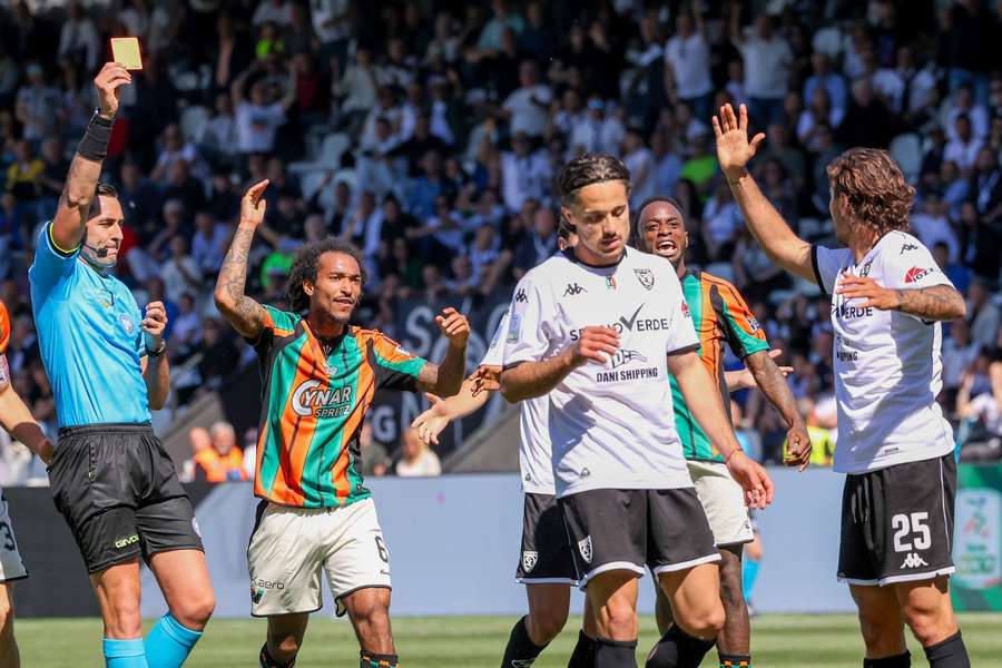L'arbitro espelle Bandinelli