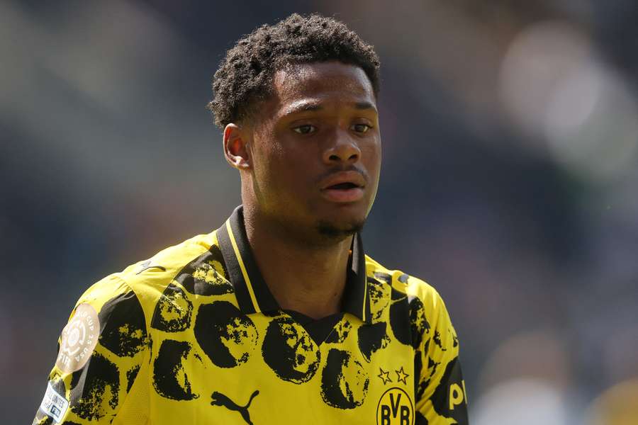 Julien Duranville está fora de ação no Borussia Dortmund