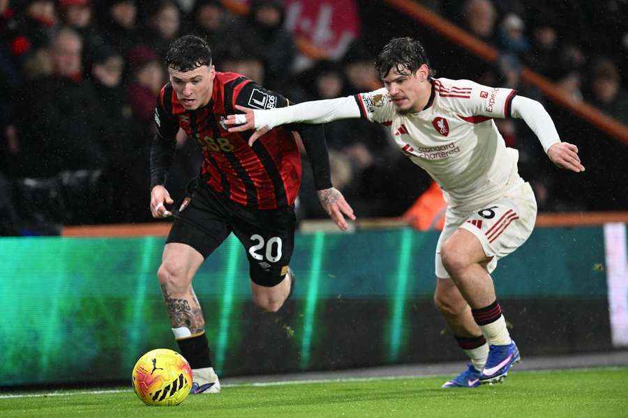 Liverpool boss Slot denies hooking Kerkez at Bournemouth; snaps back at Robertson questions Liverpool boss Slot denies hooking Kerkez at Bournemouth; snaps back at Robertson questions