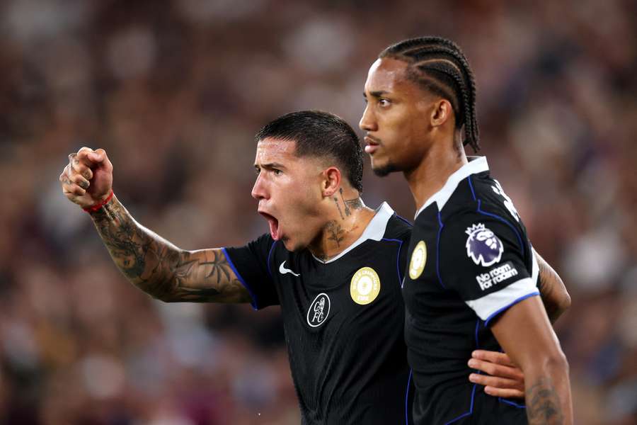 Enzo Fernandez și Joao Perdo se bucură după un gol marcat contra lui West Ham Enzo Fernandez și Joao Perdo se bucură după un gol marcat contra lui West Ham