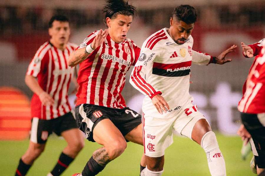 Bruno Henrique parou na marcação argentina