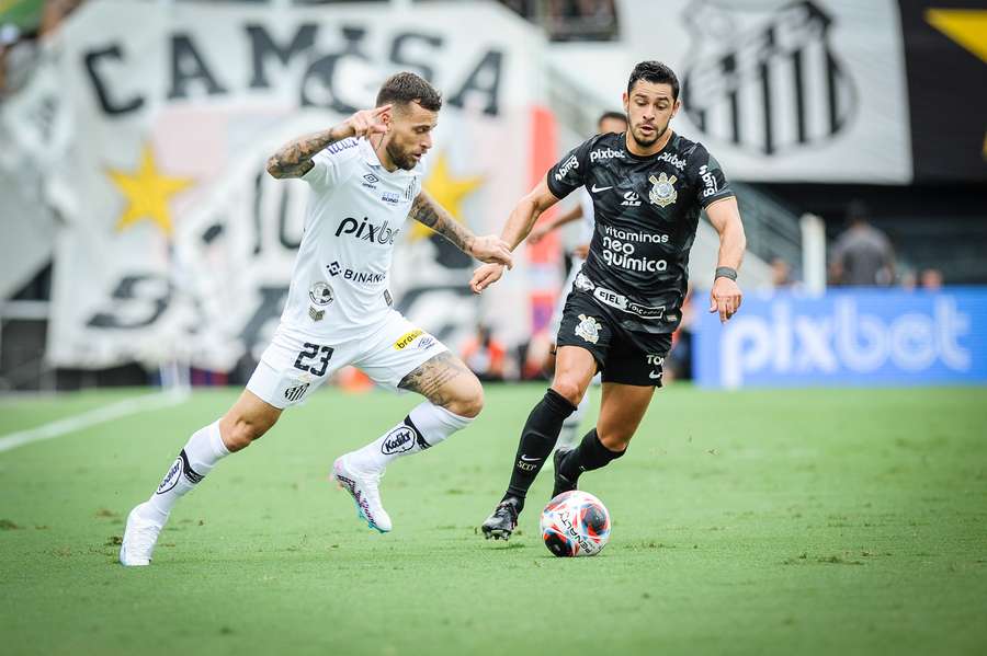 Clássico entre Santos e Corinthians foi muito disputado neste domingo (26)