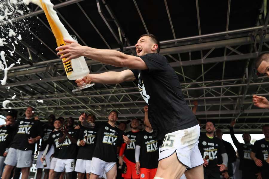 Do nejvyšší německé soutěže dnes postoupili fotbalisté SV Elversberg. Do nejvyšší německé soutěže dnes postoupili fotbalisté SV Elversberg.