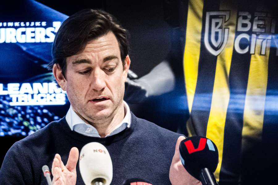 Coley Parry tijdens een persconferentie van Vitesse