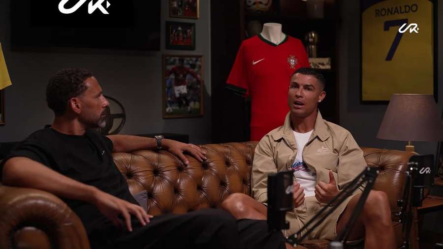 Ronaldo (r.) begrüßte Ex-Teamkollege Rio Ferdinand auf seinem neuen Youtube-Kanal