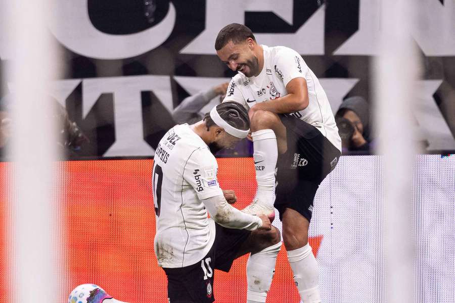 Memphis lustra a chuteira de Zakaria após gol em Itaquera
