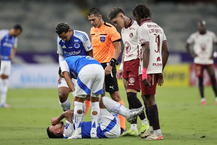 Matheus Henrique se machucou em derrota contra o Mushuc Runa, pela Sul-Americana