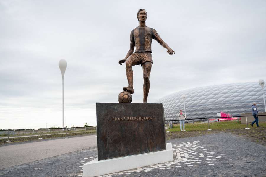 Una estatua de Beckenbauer erigida en la explanada del Allianz Arena de Múnich