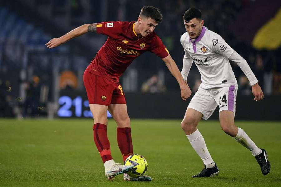 Benjamin Tahirovic (L) in actie voor AS Roma