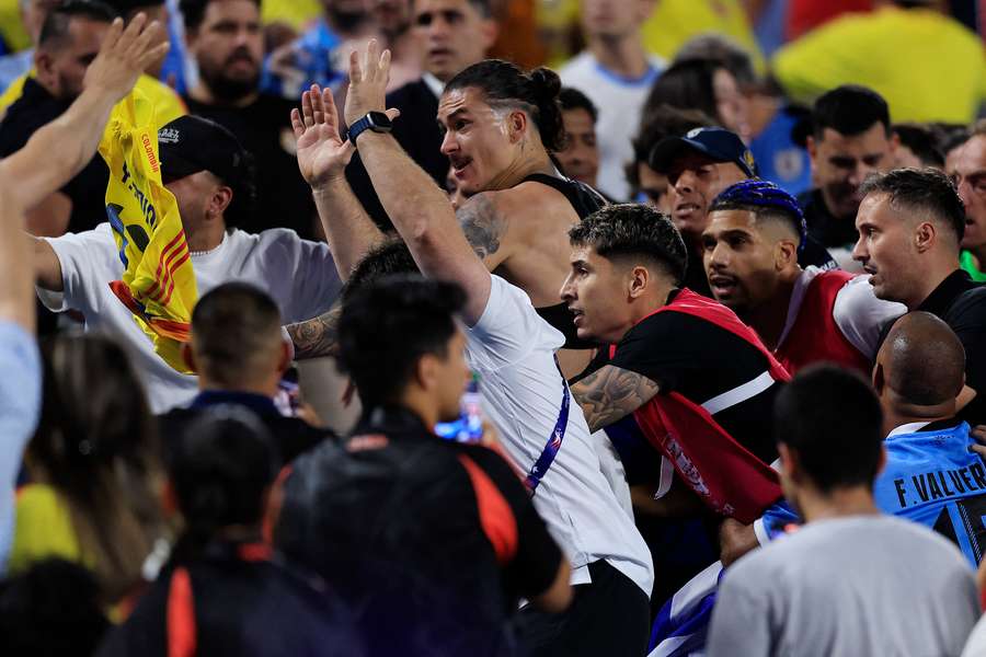 Darwin Núñez, Giménez y Araújo, entre los que fueron a la grada y se enfrentaron con aficionados colombianos