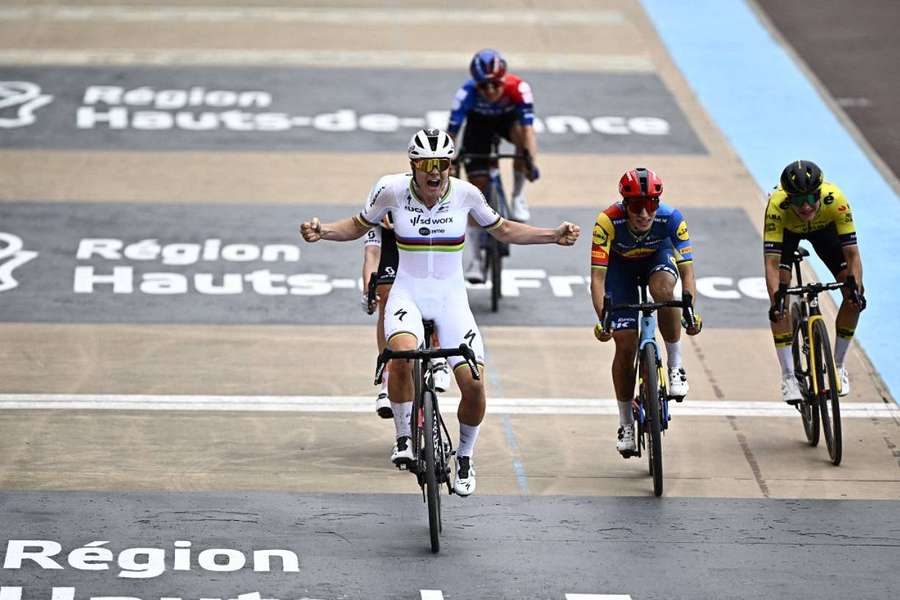 Kopecky passant la ligne d'arrivée en première position.