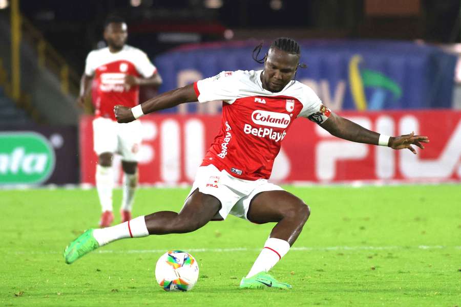 Hugo Rodallega controla uma bola