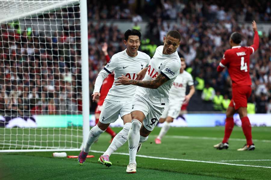 Son festeja com Richarlison o primeiro golo do Tottenham