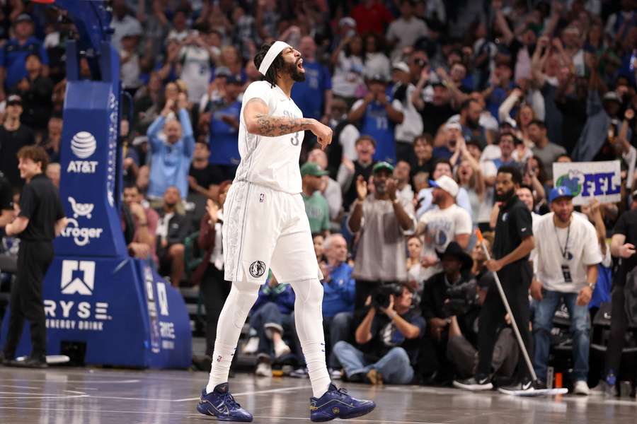 Anthony Davis destacou-se na estreia, mas saiu com queixas