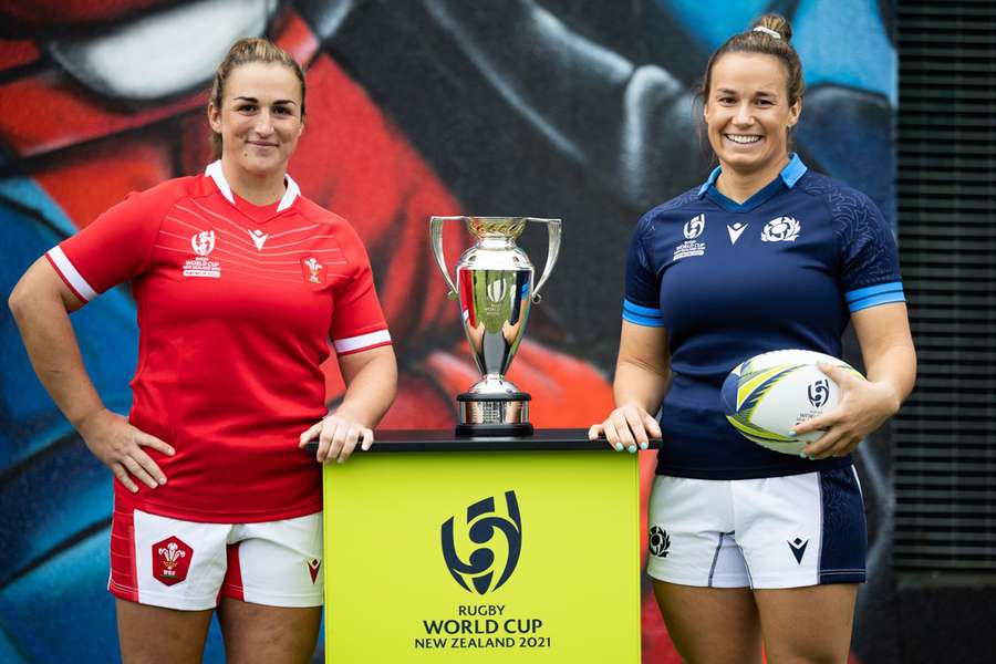 As capitãs de Gales e Escócia posam com a Copa do Mundo no estádio Eden Park, em Auckland