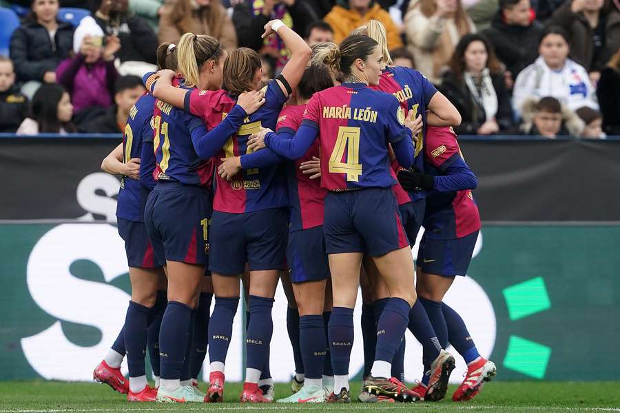 Jogadores do Barça comemoram a vitória sobre o Real Madrid