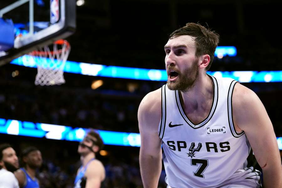 Luke Kornet face à Orlando.