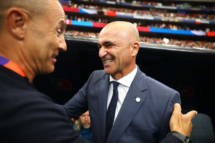 Martínez salue Cannavaro avant le début de la rencontre Martínez salue Cannavaro avant le début de la rencontre