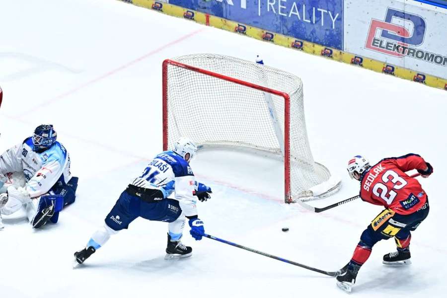 Lukáš Sedlák (vpravo) střílí ve čtvrtečním duelu Kometě jeden z pěti přesilovkových gólů.