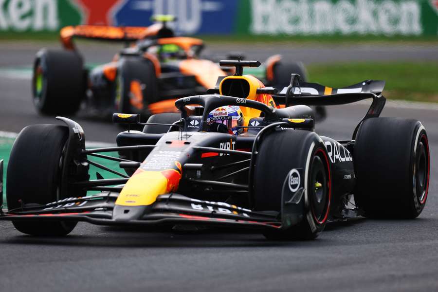 Verstappen in actie met Norris achter zich