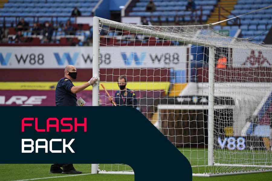 Personal de campo con mascarillas y guantes desinfecta la portería durante el descanso del Aston Villa contra el Sheffield United en 2020.