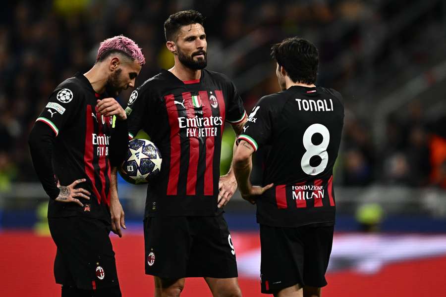 Los jugadores del AC Milan se muestran cabizbajos tras la derrota ante su más acérrimo rival