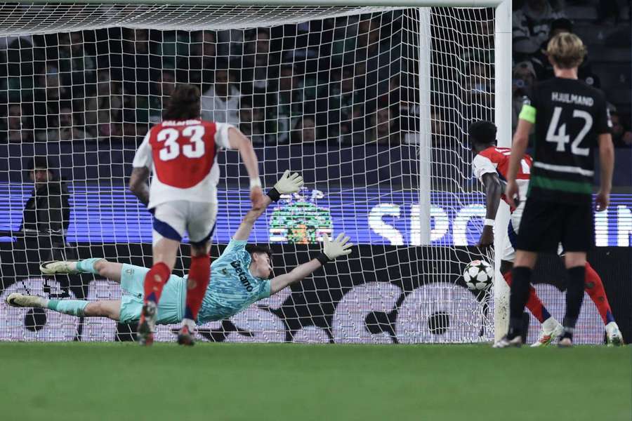 Saka, anotando de penalti