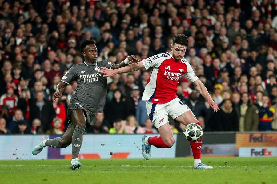 Declan Rice é pressionado por Vinícius Jr