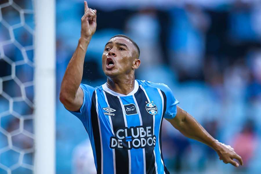 Carlos Vinícius fez três gols em Grêmio 5x0 São Luiz