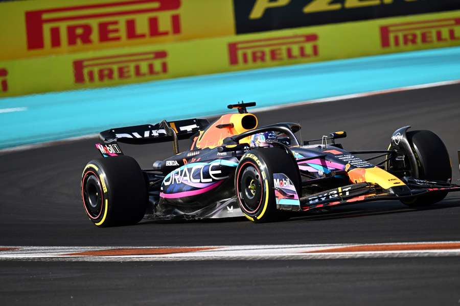 Max Verstappen, piloto holandês da Red Bull Racing, corre durante a segunda sessão de treinos para o Grande Prémio de Miami de Fórmula 1 de 2023