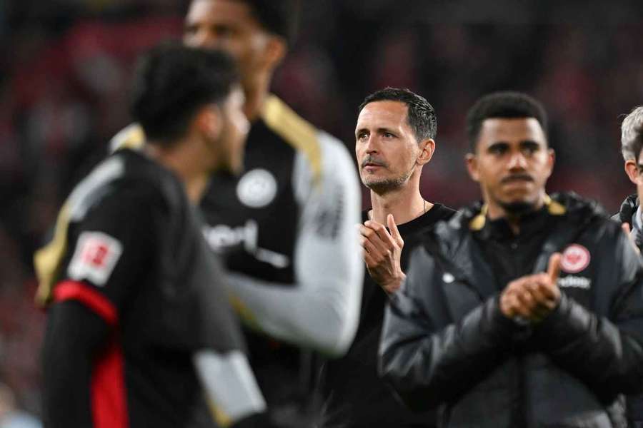 SGE-Trainer Dino Toppmöller und seine Schützlinge nach dem Abpfiff in Mainz