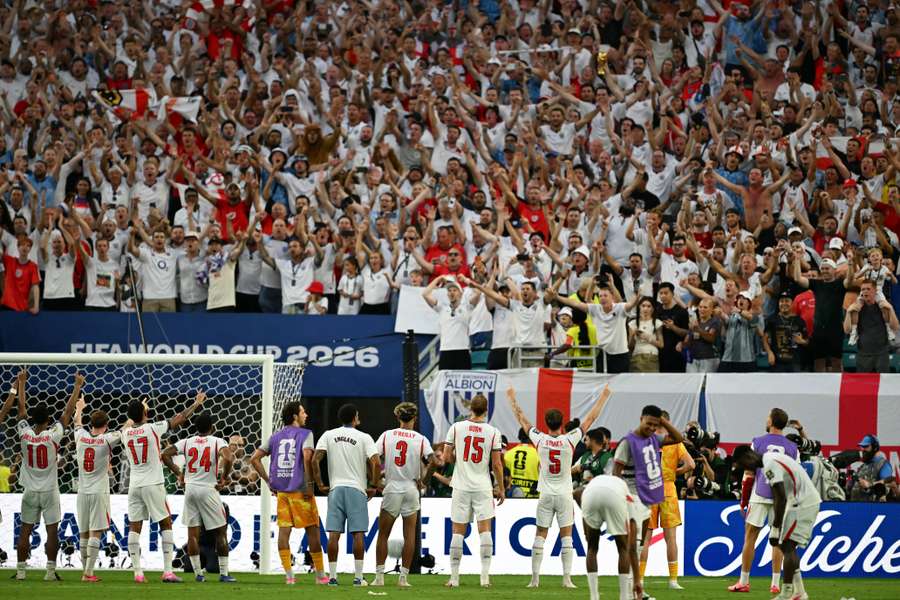 Les joueurs anglais célèbrent la qualification pour les demi-finales de la Coupe avec leurs supporters
