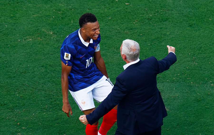 Mbappé s trénerom Deschampsom. Mbappé s trénerom Deschampsom.