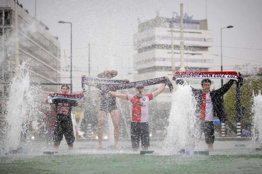 Fans nemen van een voorschot op het kampioenschap door in de Hofpleinfontein te springen na het uitduel tussen Excelsior en Feyenoord op 7 mei