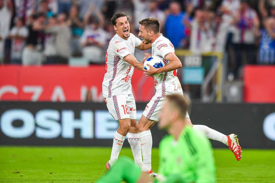Michal Sáček a Lukáš Sadílek slaví gól do sítě Fenerbahce.