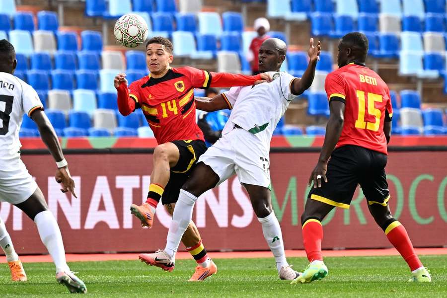 Angola's forward Manuel Benson beats Zimbabwe's forward Knowledge Musona to the ball