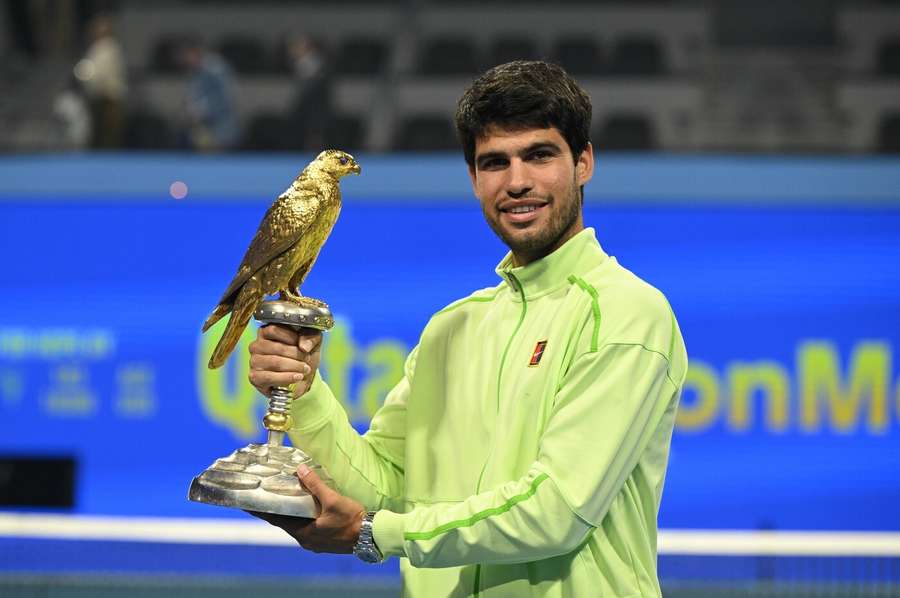 Carlos Alcaraz s trofejí za triumf v Dauhá.