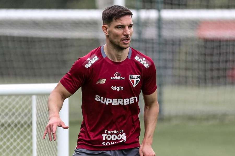 São Paulo afasta quatro jogadores para Cotia