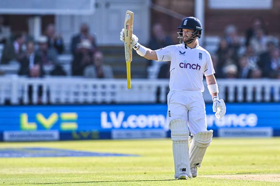 Duckett strengthens England's grip against Ireland